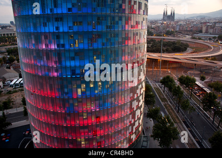 Torre Agbar oder Agbar-Turm, ein Hochhaus 142m, entworfen vom Architekten Jean Nouvel, approbiertes Square, Barcelona, Katalonien, Spanien Stockfoto