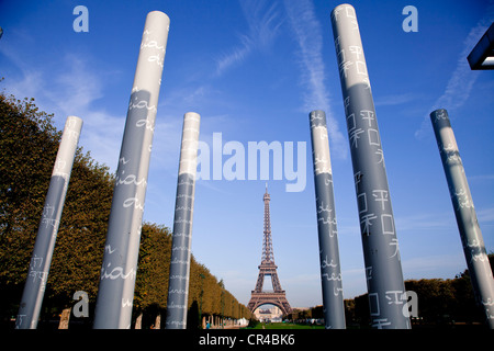 Wand des Friedens in Champ de Mars, Eiffelturm, Paris, Frankreich, Europa park Stockfoto