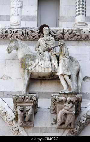 St. Martin seinen Mantel mit dem Bettler, Westfassade, Duomo San Martino Kathedrale, Lucca, Toskana, Italien, Europa zu teilen Stockfoto