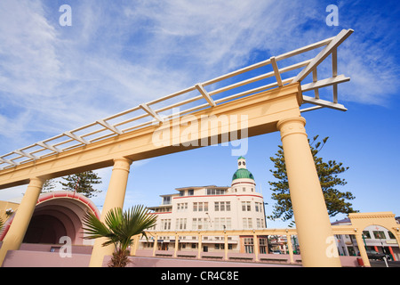 Napier, Neuseeland, bekannt als die Art-deco-Hauptstadt der Welt. Einige der Gebäude und dekorativen Torbögen auf der Promenade. Stockfoto