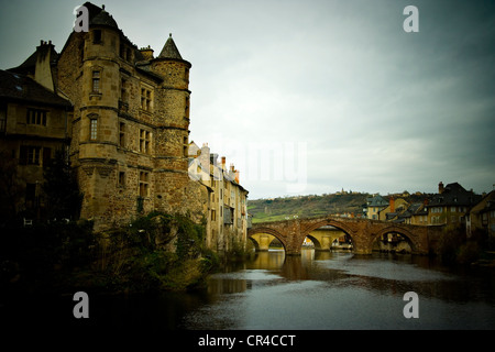 Pont-Vieux-Brücke über den Fluss Lot und Burg von Espalion, Aveyron, Südfrankreich, Europa Stockfoto