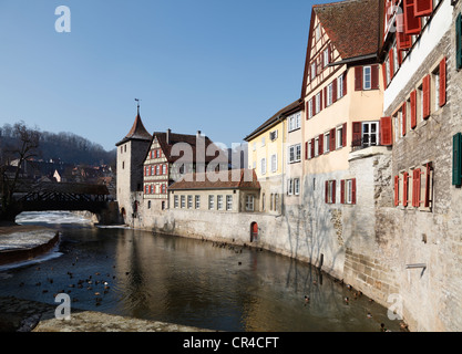 Ufer des Flusses Kocher mit Sulfertor Tor und das Haalamt Gebäude, Schwäbisch Hall, am Fluss Kocher Stockfoto