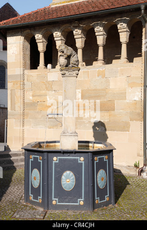 Brunnen vor dem romanischen Erhardskapelle Kapelle, Benediktiner Kloster Comburg, Grosscomburg Stockfoto