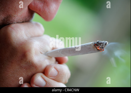 Rauchen eines Joints Stockfoto