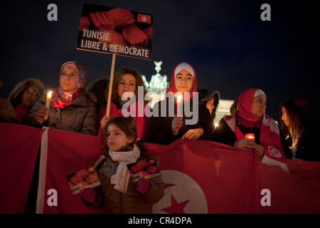 Tunesische Flüchtlinge vor dem Brandenburger Tor zeigen ihre Solidarität mit der Jasmin-Revolution in Tunesien und anspruchsvolle Stockfoto