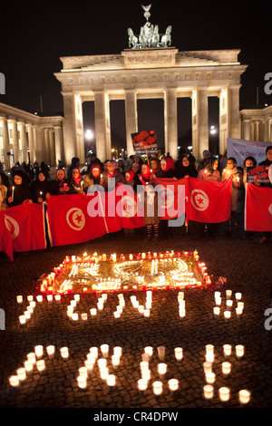 Tunesische Flüchtlinge vor dem Brandenburger Tor zeigen ihre Solidarität mit der Jasmin-Revolution in Tunesien und anspruchsvolle Stockfoto