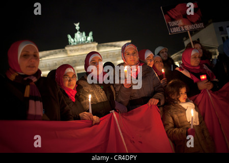 Tunesische Flüchtlinge vor dem Brandenburger Tor zeigen ihre Solidarität mit der Jasmin-Revolution in Tunesien und anspruchsvolle Stockfoto