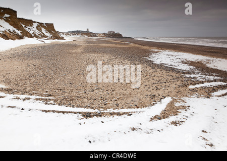 Schnee am Strand und Klippen von Happisburgh, Norfolk, England, UK Stockfoto