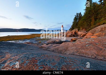 Leuchtturm in Richtung La Baie, Saguenay Fjord, St. Lawrence Marine Park, Region Saguenay-Lac-Saint-Jean, Quebec, Kanada Stockfoto