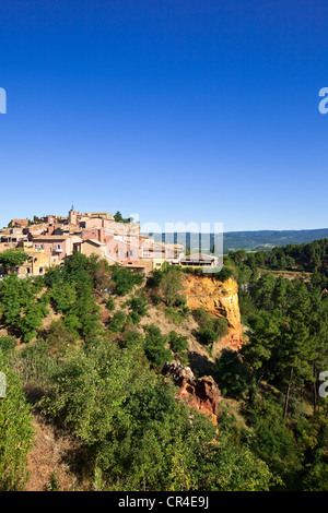 Frankreich, Vaucluse, Lubéron, Roussillon, etikettiert, Les Plus Beaux Dörfer de France Ocres, Dorf Gesamtansicht Stockfoto