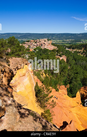 Frankreich, Vaucluse, Lubéron, Roussillon, Les Plus Beaux Dörfer de France, Ocres Pfad gekennzeichnet Stockfoto