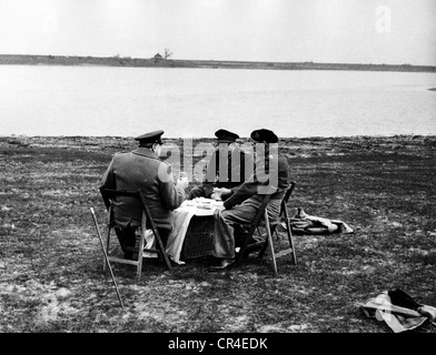 Churchill, Winston, 30.11.1874 - 24.1.1965, britischer Politiker, Premierminister 1940 - 1945, bei einem Picknick mit General Montgomery und General Brooke am Rheinufer, März 1945, Stockfoto