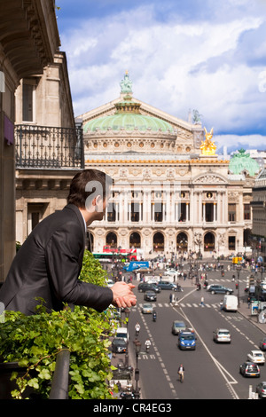 Frankreich, Paris, Avenue de l ' Opera, Edouard 7 Hotel Client auf seinem Balkon mit der Opéra Garnier im Hintergrund Stockfoto