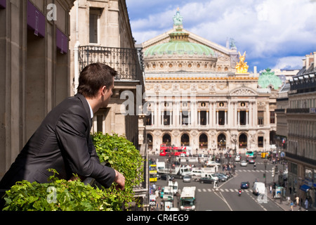 Frankreich, Paris, Avenue de l ' Opera, Edouard 7 Hotel Client auf seinem Balkon mit der Opéra Garnier im Hintergrund Stockfoto