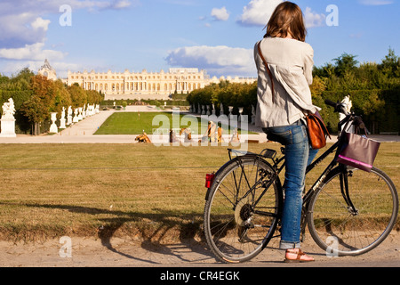 Frankreich, Yvelines, Chateau de Versailles Park, UNESCO-Welterbe Radfahrer vor dem königlichen Gasse und Schloss Stockfoto