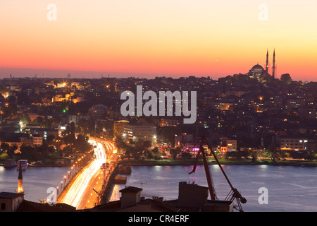 Türkei, Istanbul, Atatürk-Brücke über das Goldene Horn Strait und Mehmet der Eroberer-Moschee (Fatih Camii) in Fatih Bezirk Stockfoto