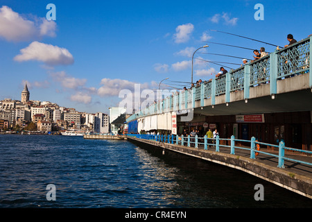 Türkei, Istanbul, Fischer am Galata-Brücke über die Meerenge Golden Horn Stockfoto