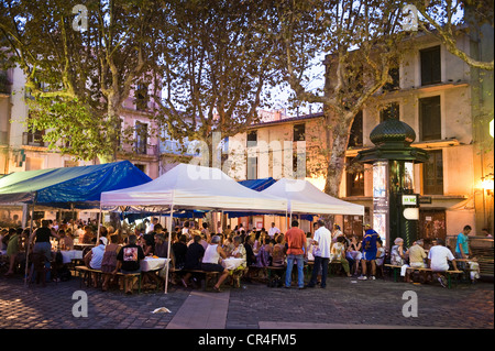 Frankreich, Herault, Sete, Ort Léon Blum, Open-Air-Cafés und Bars auf der Place De La Mairie in der Morgendämmerung Stockfoto