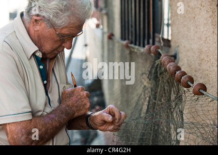 Frankreich, Herault, Sete, Pointe Courte, das Nähen mit der Hand die Fischernetze Stockfoto