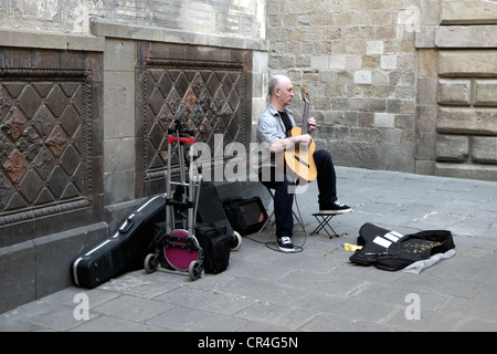 Busker Gitarre spielen in der alten Straßen von Barcelona Stockfoto