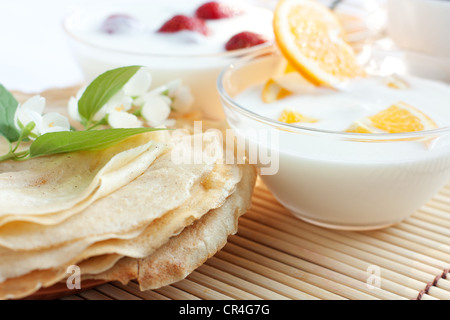 Frische Pfannkuchen und orange Joghurt. Lecker und einfach Frühstück Stockfoto