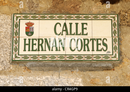 Streetsign machte der Kacheln in Denkmal von Hernan Cortes, Eroberer von Jarandilla De La Vera, Extremadura, Spanien, Mexiko, Europa Stockfoto