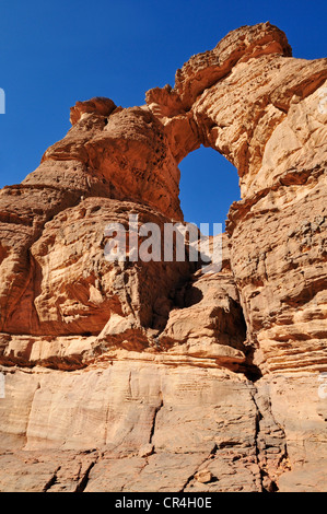 Bogen oder natürliche Fenster in die Felsformation La Cathedrale, Tadrart, Tassili n ' Ajjer National Park Stockfoto