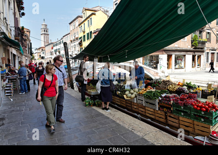 Gemüsehändler auf einem Boot, Dorsoduro Viertel, Venedig, Venetien, Italien, Europa Stockfoto