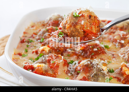 Leckere Frikadellen aus Hackfleisch oder gemahlen Putenfleisch hergestellt, Stockfoto