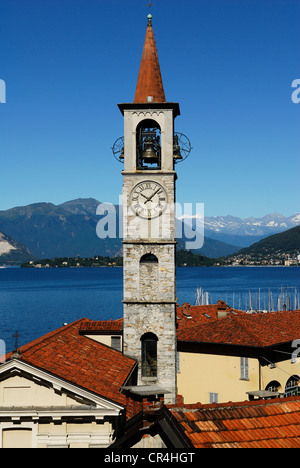 Italien, Lombardei, Lago Maggiore, Laveno Mombello, Innenstadt und die Glocke Turm von St. Philip und James Church Stockfoto