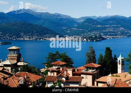 Italien, Piemont, Stresa und Lago Maggiore gesehen von der Straße zwischen Brovello Carpugnino und Stresa Stockfoto