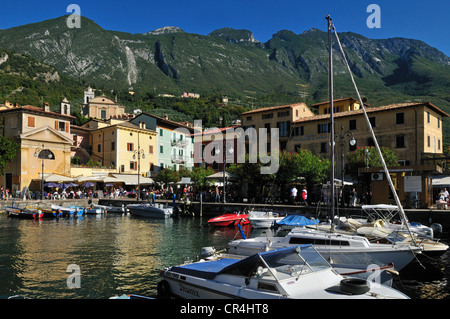 Hafen von Malcesine Monte Baldo, Gardasee, Veneto, Venetien, Italien, Europa Stockfoto