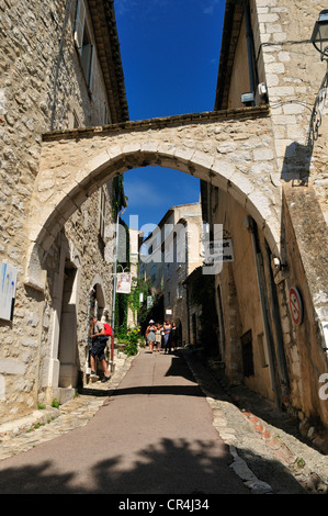 Schmale Gasse im historischen Stadtteil von St. Paul de Vence, Cote d ' Azur, Département Alpes Maritimes, Provence-Alpes-Côte d ' Azur Stockfoto