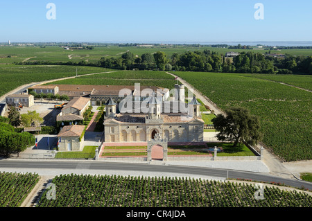 Frankreich, Gironde, St. Emilion, Weinberg und Chateau Cos Estournel in Medoc Region, zweite Grand Cru 1855 (Luftbild) Stockfoto