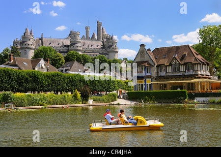 Frankreich, Oise, Pierrefonds, See und Schloss Stockfoto