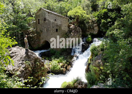 Mühle von La Foux über Vis Fluss Wiederaufflammen, Cirque de Navacelles, Blandas, die Causses und Cevennen, mediterran Stockfoto