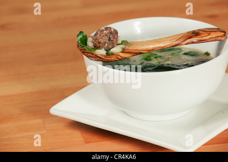 Italienische Hochzeit Suppe garniert mit Orzo und Spinat Stockfoto