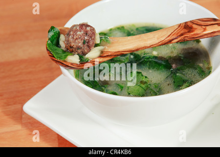 Italienische Hochzeit Suppe garniert mit Orzo und Spinat Stockfoto