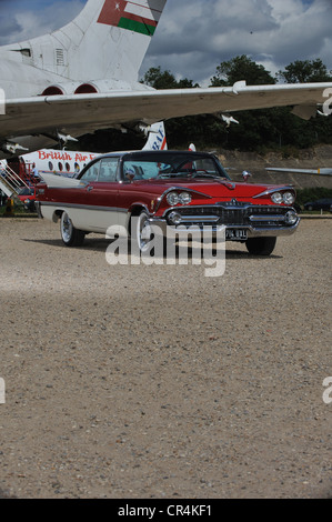 1957 Dodge Custom Royal American Oldtimer Flossen und Chrom in einem Zeitraum Flughafenstandort 50er Jahre fünfziger Jahre Stockfoto