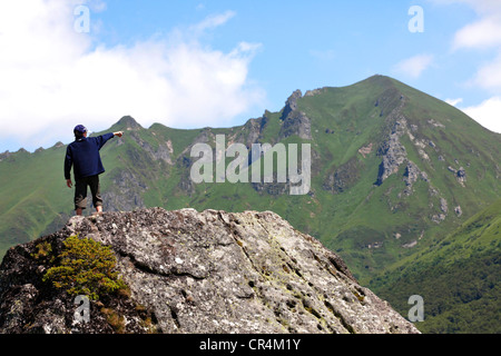 Junge Wanderer in Fontaine Salee Reserve, Auvergne Vulkane Naturpark, massiv der Sancy, Puy de Dome, Auvergne, Frankreich Stockfoto