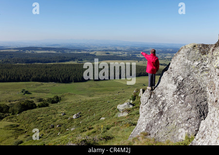 Junge Wanderer in Fontaine Salee Reserve, Auvergne Vulkane Naturpark, massiv der Sancy, Puy de Dome, Auvergne, Frankreich Stockfoto