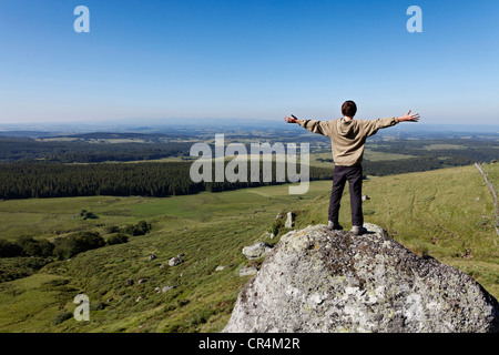 Junge Wanderer in Fontaine Salee Reserve, Auvergne Vulkane Naturpark, massiv der Sancy, Puy de Dome, Auvergne, Frankreich Stockfoto