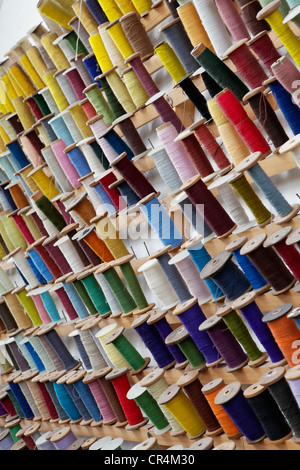 Garn Spulen, Saint-Jean Tapestery Fabrik, Aubusson Wandteppich Arbeit zum immateriellen UNESCO aufgeführt ist Stockfoto