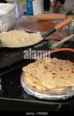 Ein kleiner Stapel von Rotis neben einem Roti auf einem tragbaren Gasherd gekocht wird vorbereitet in eine Garküche Lesung Karneval 2012 Stockfoto