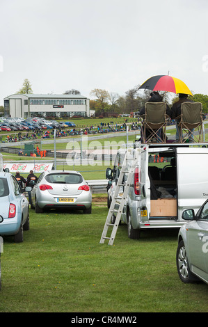 Zuschauer sitzen auf Van Dach unter Dach beobachten Superbike-Rennen in Oulton Park Race Track Cheshire England UK Stockfoto