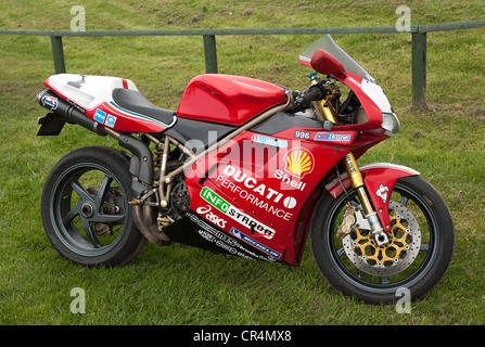Leuchtend rote Ducati 996 Motorrad am Oulton Park Motor Racing Circuit Tarporley Cheshire England Vereinigtes Königreich UK Stockfoto