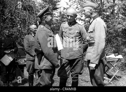 Guderian, Heinz, 17.6.1888 - 14.5.1954, Deutscher General, halbe Länge (vorne, links), Besuch des Stabes einer Panzer-Division, Russland, Sommer 1941, Stockfoto