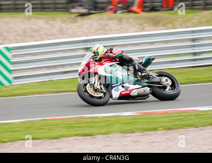 Racing Motorrad in der britischen Superbike-Meisterschaft BSB Rennveranstaltung am Oulton Park Motor Racing Circuit Cheshire England UK Stockfoto