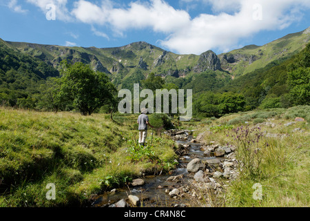 Wanderer im Chaudefour Tal natürliche reserve, Parc Naturel Regional des Vulkane d ' Auvergne, Auvergne Vulkane regionaler Natur Stockfoto