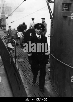 Prien, Guenther, 16.1.1908 - 7.3.1941, deutscher Marineoffizier, U-Boot-Kommandant U-47, an Deck seines U-Bootes, ca. 1940, Stockfoto